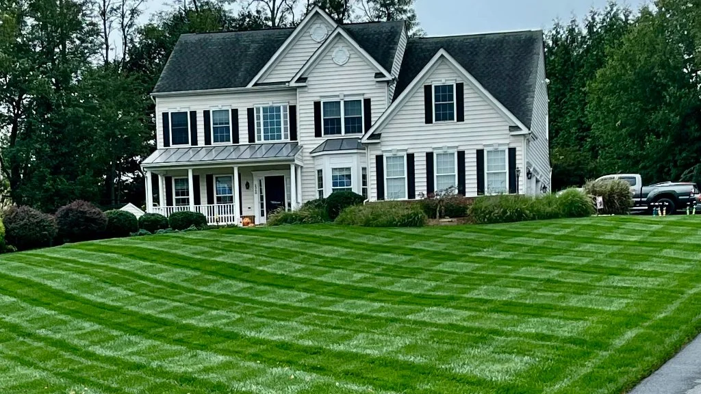 Home in Eldersburg, MD with a green lawn from fertilization.